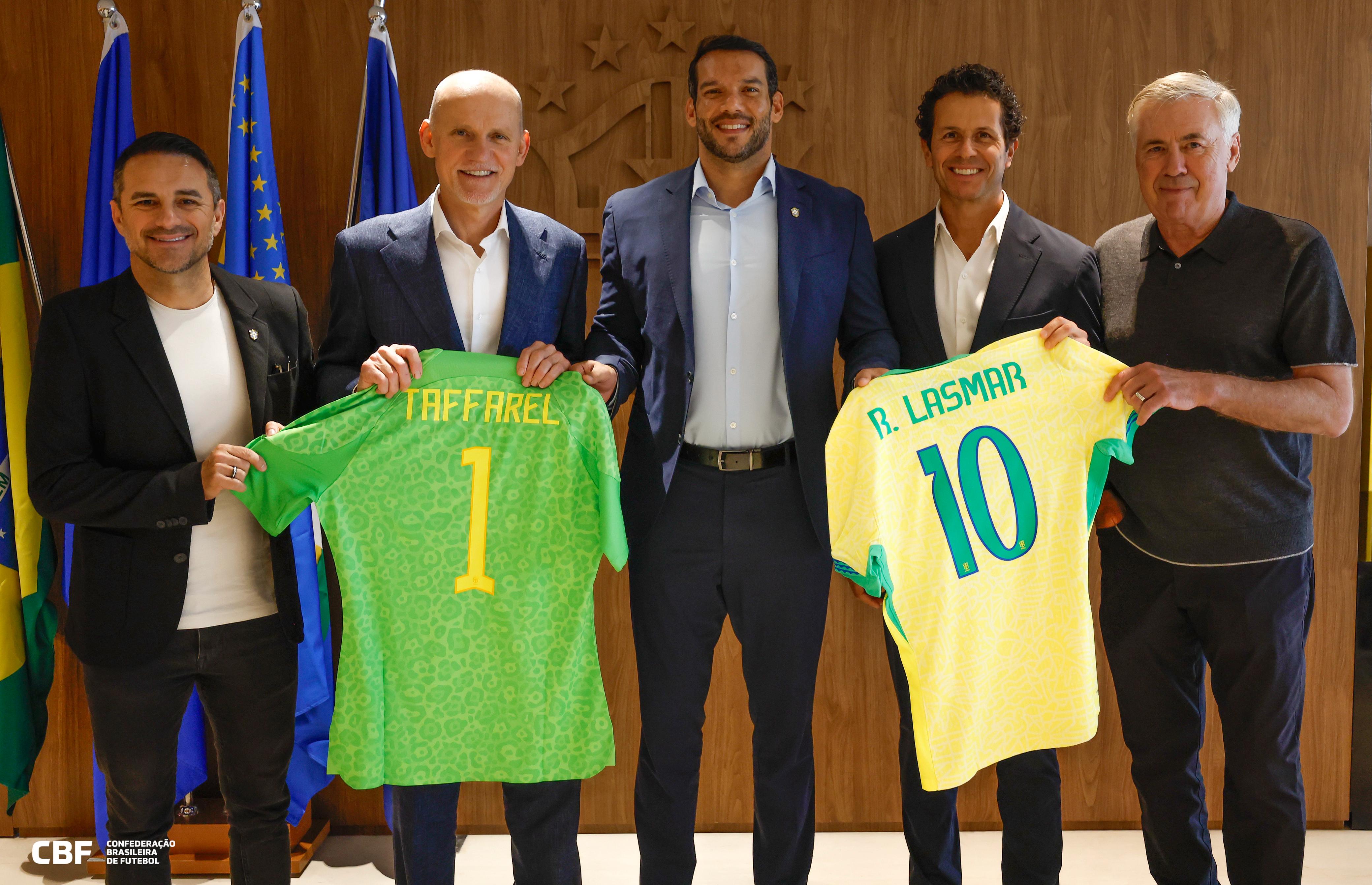 Ex-goleiro e atual médico do Atlético recebem homenagens na CBF